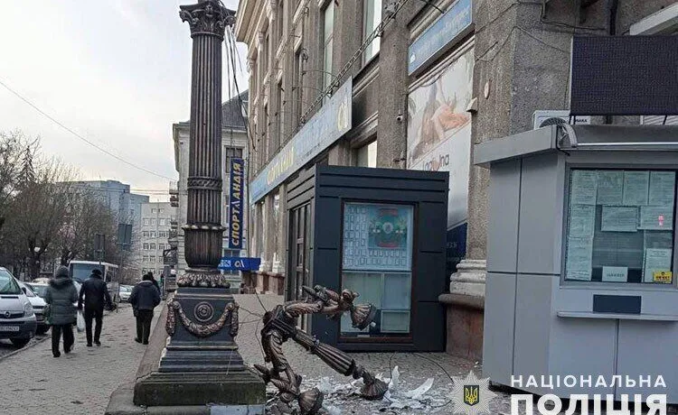 У Тернополі британець пошкодив ліхтарі, але відповідальності уник