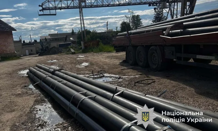 На Тернопільщині на підприємстві металеві труби смертельно травмували водія вантажівки