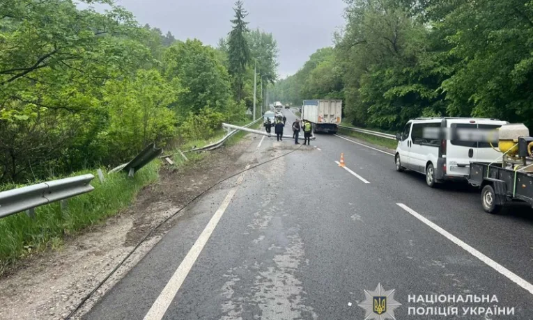 На Тернопільщині четверо постраждалих у ДТП з мікроавтобусом