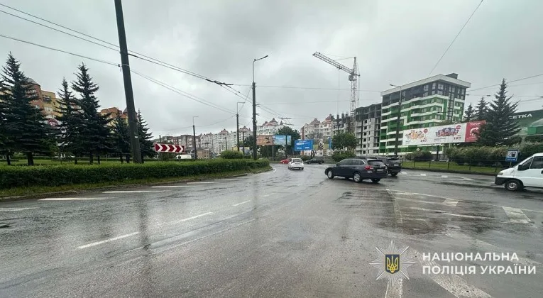 У Тернополі на кільці водій збив велосипедиста