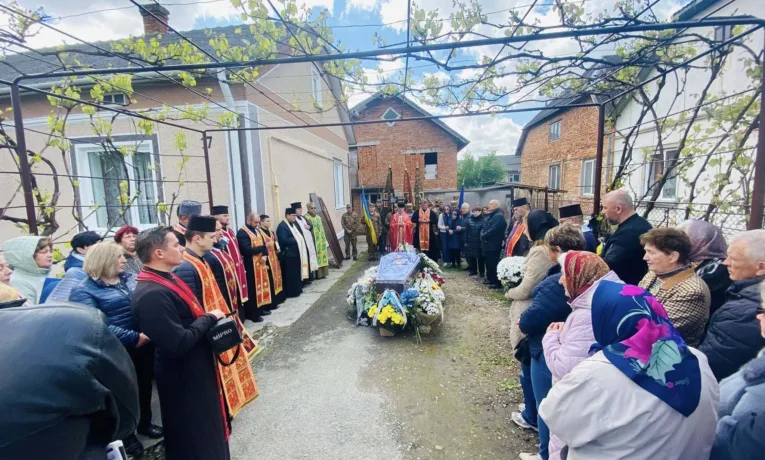 «Вірний син України, надійний побратим»: Тернопільщина попрощалася з Володимиром Козарем