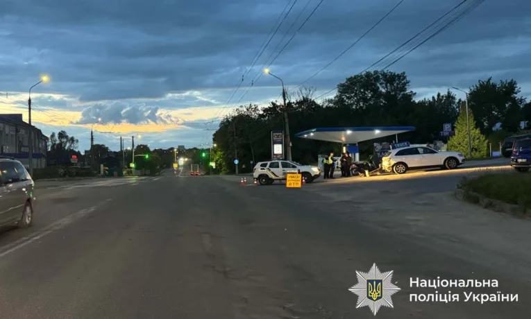 У Тернополі внаслідок ДТП госпіталізували 17-річного мотоцикліста та 13-річну пасажирку