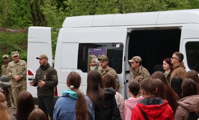 Захисники України вчили студентів Галицького коледжу, як діяти під обстрілами і збирати автомат