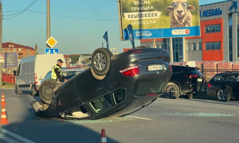 У Тернополі на Будного перекинулася автівка