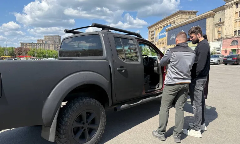 Батальйонно-тактична група ХНУПС отримала позашляховик від «Української команди» і чемпіона-паралімпійця Максима Крипака