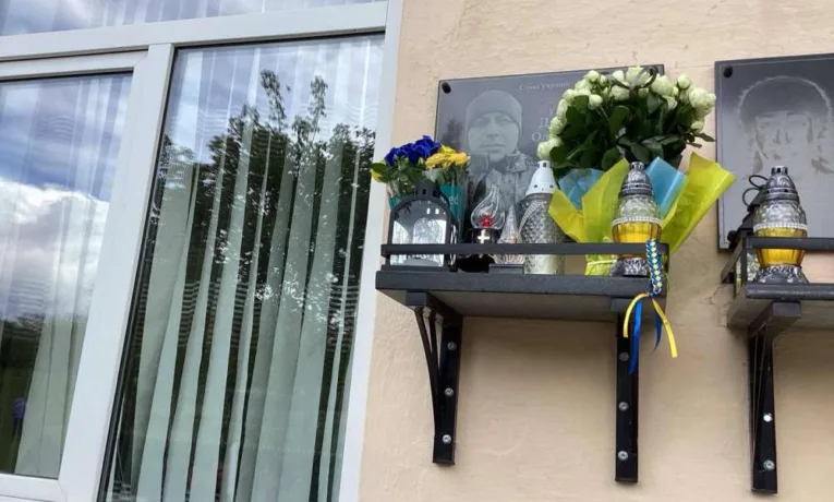 меморіальна дошка Олега Дроздовського