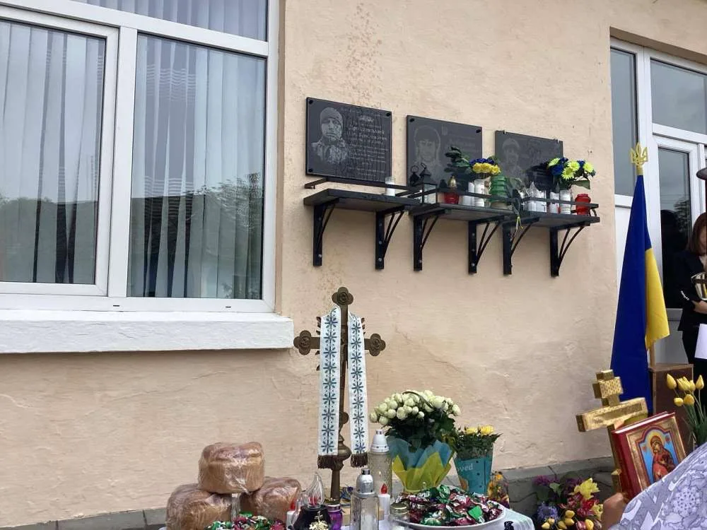 меморіальна дошка Олега Дроздовського