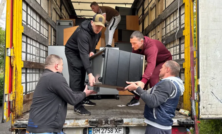 Тернопільський центр крові отримав 300 одиниць меблів від благодійників з Німеччини