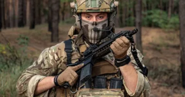 Президент Володимир Зеленський підписав указ, яким встановив нову дату святкування Дня Сил спеціальних операцій ЗСУ — 27 травня. Раніше цю дату відзначали 29 липня. Ушановуючи мужність та героїзм воїнів Сил спеціальних операцій Збройних Сил України, виявлені в боротьбі за свободу, незалежність та територіальну цілісність України, а також з метою започаткування нових військових традицій, — пояснюється в документі. У командуванні ССО повідомили, що саме 27 травня 2014 року спецпризначенці — майбутні воїни Сил спеціальних операцій — разом із побратимами зі складу Сил оборони провели операцію зі звільнення нового термінала Донецького аеропорту: У цей день 2014 року воїни полків спецпризначення, майбутніх ССО, разом з побратимами з інших складових Сил оборони провели операцію зі звільнення нового термінала Донецького аеропорту від ворожих військ та встановили прапор України.