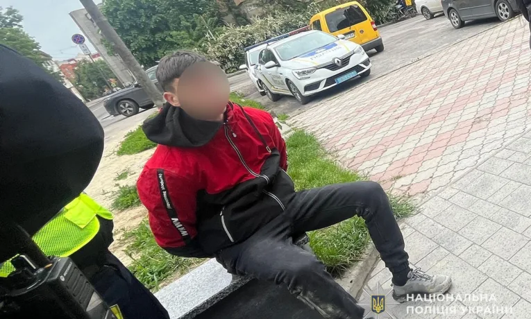 шантажував колишню