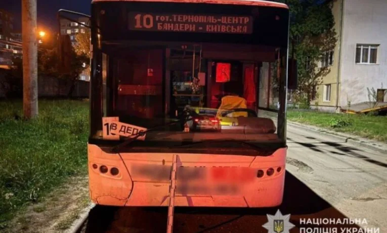 У Тернополі жінка зламала руку під час поїздки тролейбусом