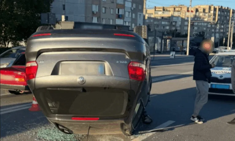 У Тернополі перекинулося авто