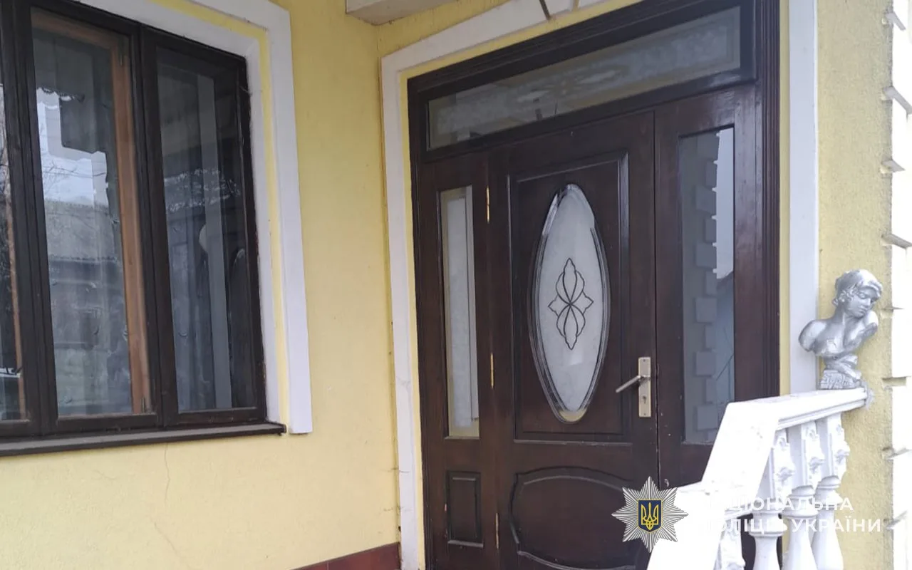 У Заліщиках злодій проник до будинку проломивши стелю
