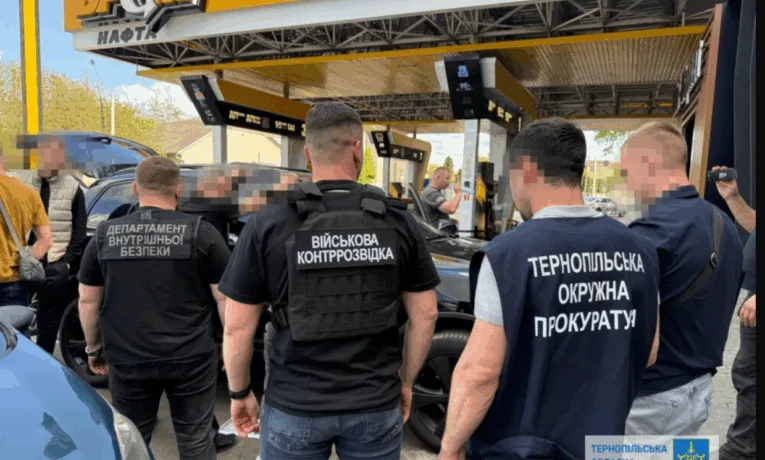 За 10000 доларів обіцяв «звільнити» від армії: У Тернополі на заправці спіймали хмельничанина
