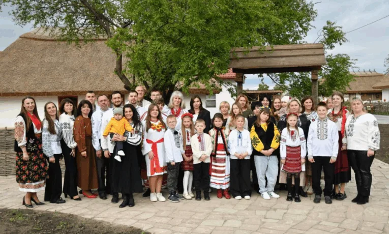 На Тернопільщині провели фотосесію у вишиванках для парафіян церкви