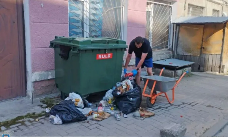 На Чортківщині покарали чоловіка, який викидав сміття просто на тротуар