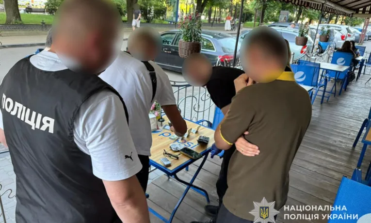 За 600 доларів обіцяв оновити дані у ТЦК: у Тернополі затримали юриста