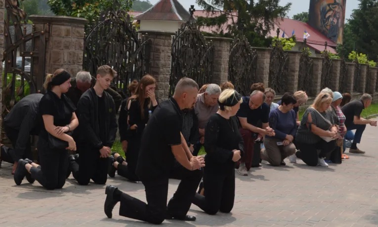 На колінах зустрічали Героя: Білобожницька громада вшанувала Мирослава Батицького