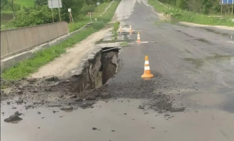 У Чернихівцях обвалився міст: дорожники ремонтують аварійну ділянку