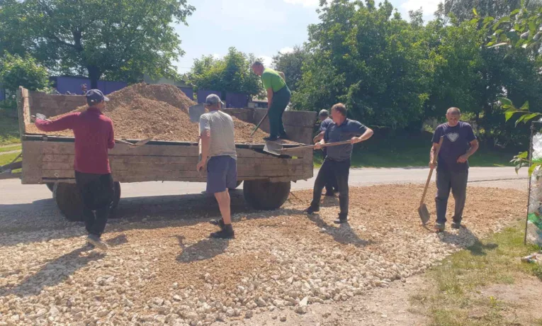У Борсуках ремонтують комунальні дороги піщано-щебеневою сумішшю
