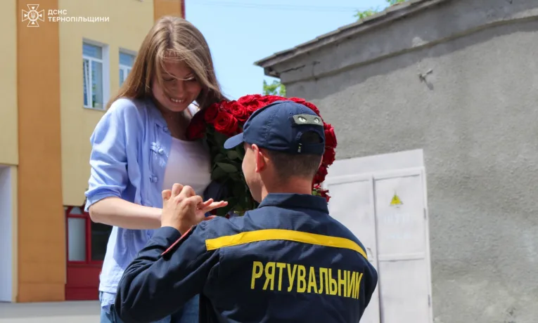 Піротехнік ДСНС з Тернополя освідчився коханій
