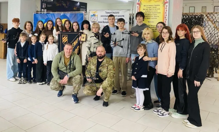 Тернопільська школа №16 передала військовим п’ять дронів