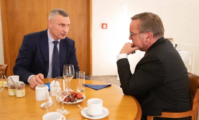 Кличко в Німеччині обговорив з Федеральним міністром оборони Борисом Пісторіусом подальшу допомогу Україні