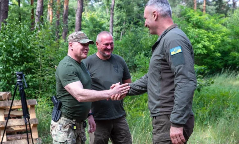 Кличко передав на фронт чергову партію допомоги від киян – понад 2300 безпілотників та системи РЕБ