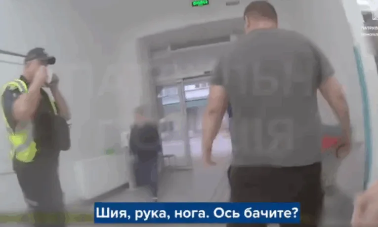 Тернопільські патрульні допомогли постраждалим від ворожого обстрілу