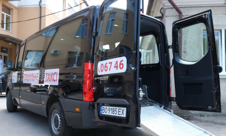 Тернопіль отримав новий автомобіль соціального таксі