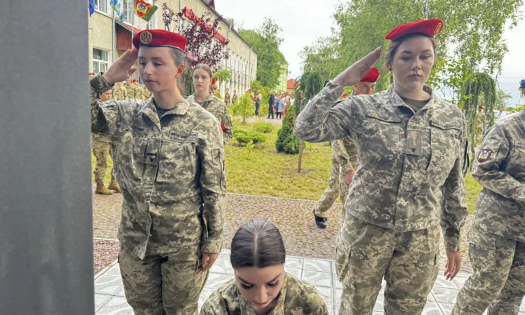 Тернопільські курсанти вшанували Героїв та висадили сакури на своєму випускному