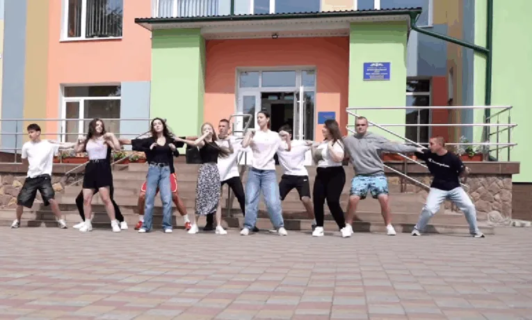Прощання зі школою під гуцульський аркан