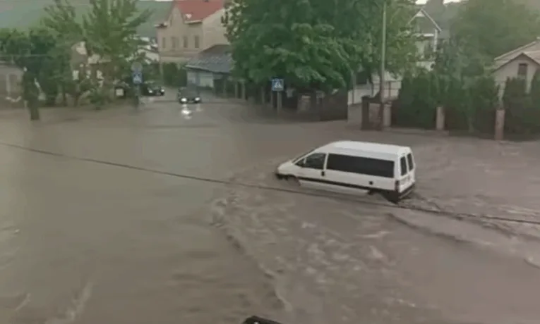 У Чорткові затопило вулиці після сильного дощу: дивіться відео