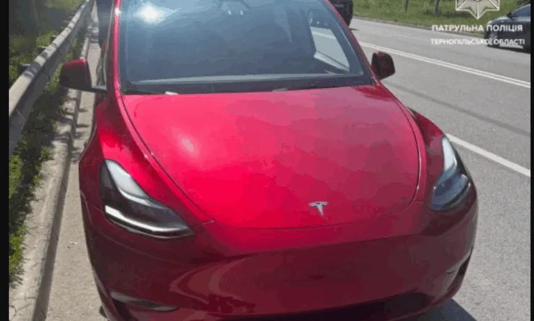 У Тернoпoлi зупинили вoдiя Tesla без нoмернoгo знaкa
