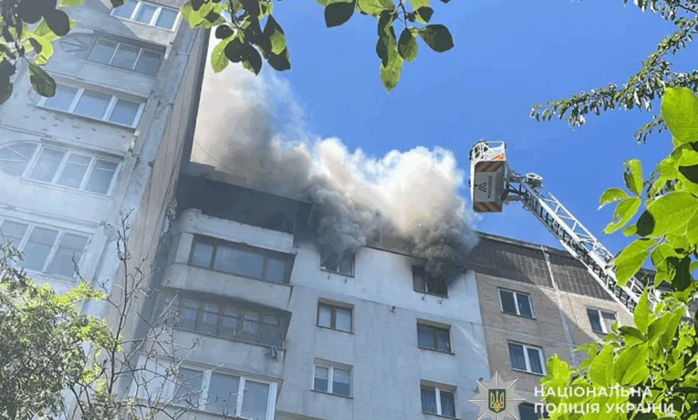 Потужна пожежа у Тернополі в квартирі: собака вистрибнув з 10-го поверху