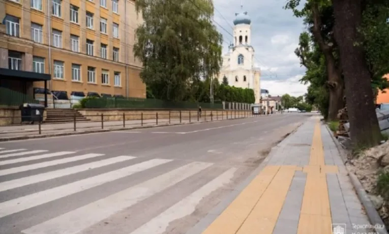 У Тернополі на Острозького облаштовують безбар’єрний тротуар