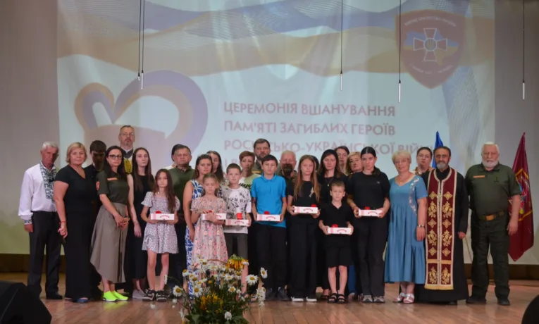 У Білобожниці дітям полеглих Героїв громади вручили обереги «Батьківське серце»