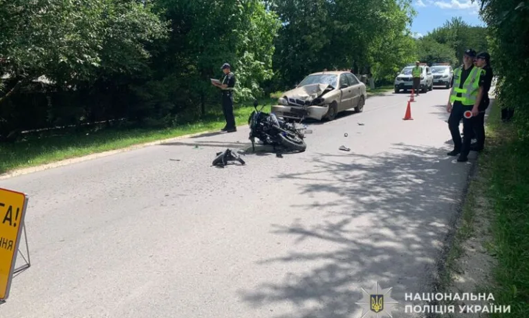 У Великих Гаях 22-річна дівчина на мотоциклі виїхала на зустрічну і зіткнулась з автівкою