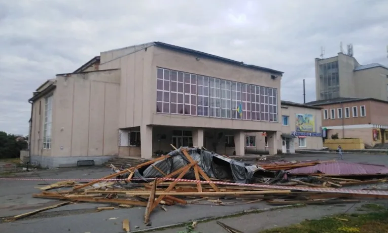 У Козові нічний ураган зірвав частину покрівлі з будинку культури