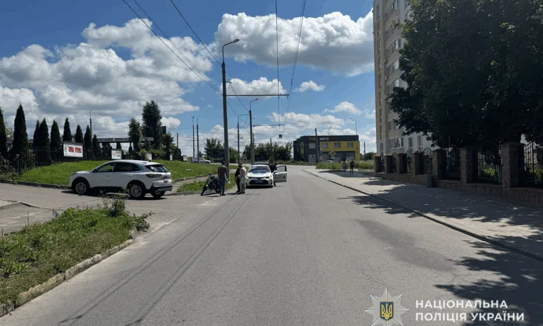 У Тернополі не розминулися автомобіль та мотоцикл - є травмовані