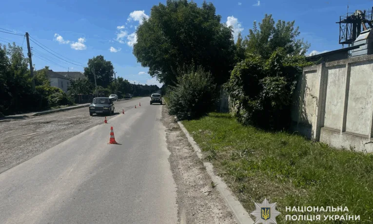 На ходу випала з авто: на Тернопільщині жінка постраждала під час сварки з братом