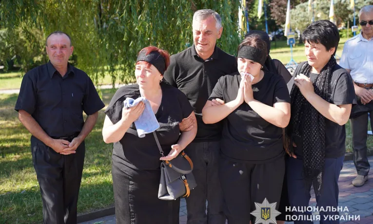 Тернопіль попрощався із загиблим на війні поліцейським снайпером Олександром Товарніцьким