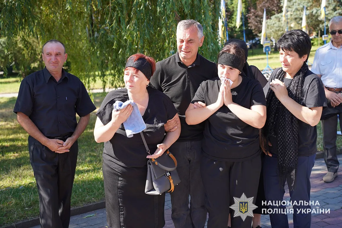 Тернопіль попрощався із загиблим на війні поліцейським снайпером Олександром Товарніцьким