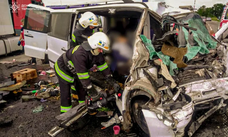В автотрощі в селі Дибще Козівської громади загинули три людини
