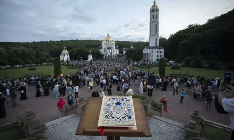 Архиєрейська Божественна Літургія у Марійському духовному центрі “Зарваниця” (Наживо)