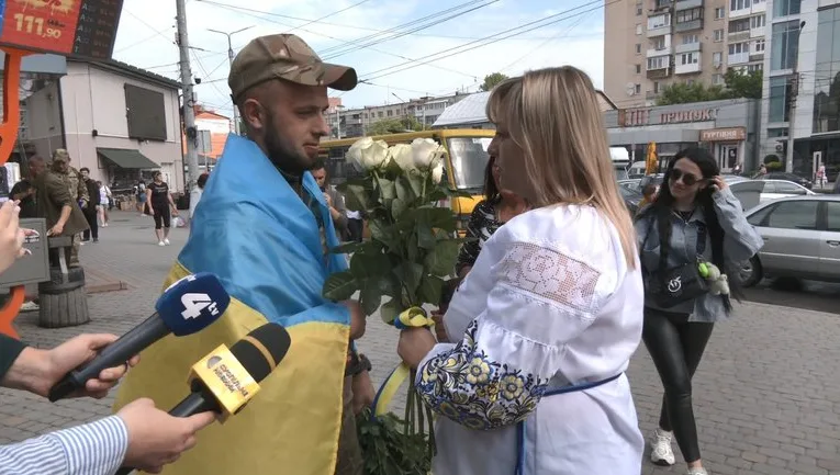 У Тернополі рідні зустріли звільненого з полону бійця Андрія Поповича