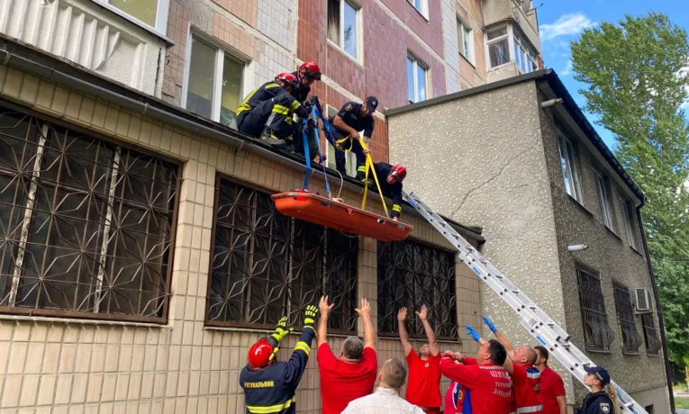 врятували жінку яка випала з третього поверху
