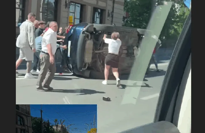 Аварія у Тернополі навпроти траурної колони: автомобіль перекинувся