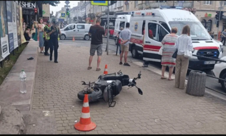 У центрі Тернополя автомобіль зіткнувся із скутером, а той збив пішохода