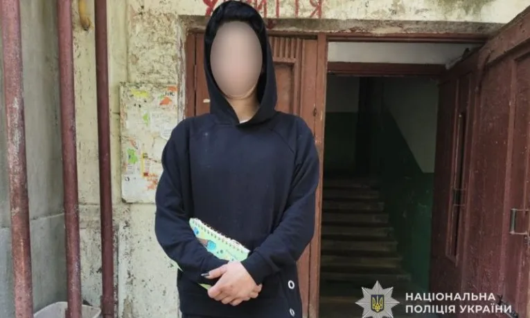 У Тернополі молода жінка з під'їзду викрала велосипед